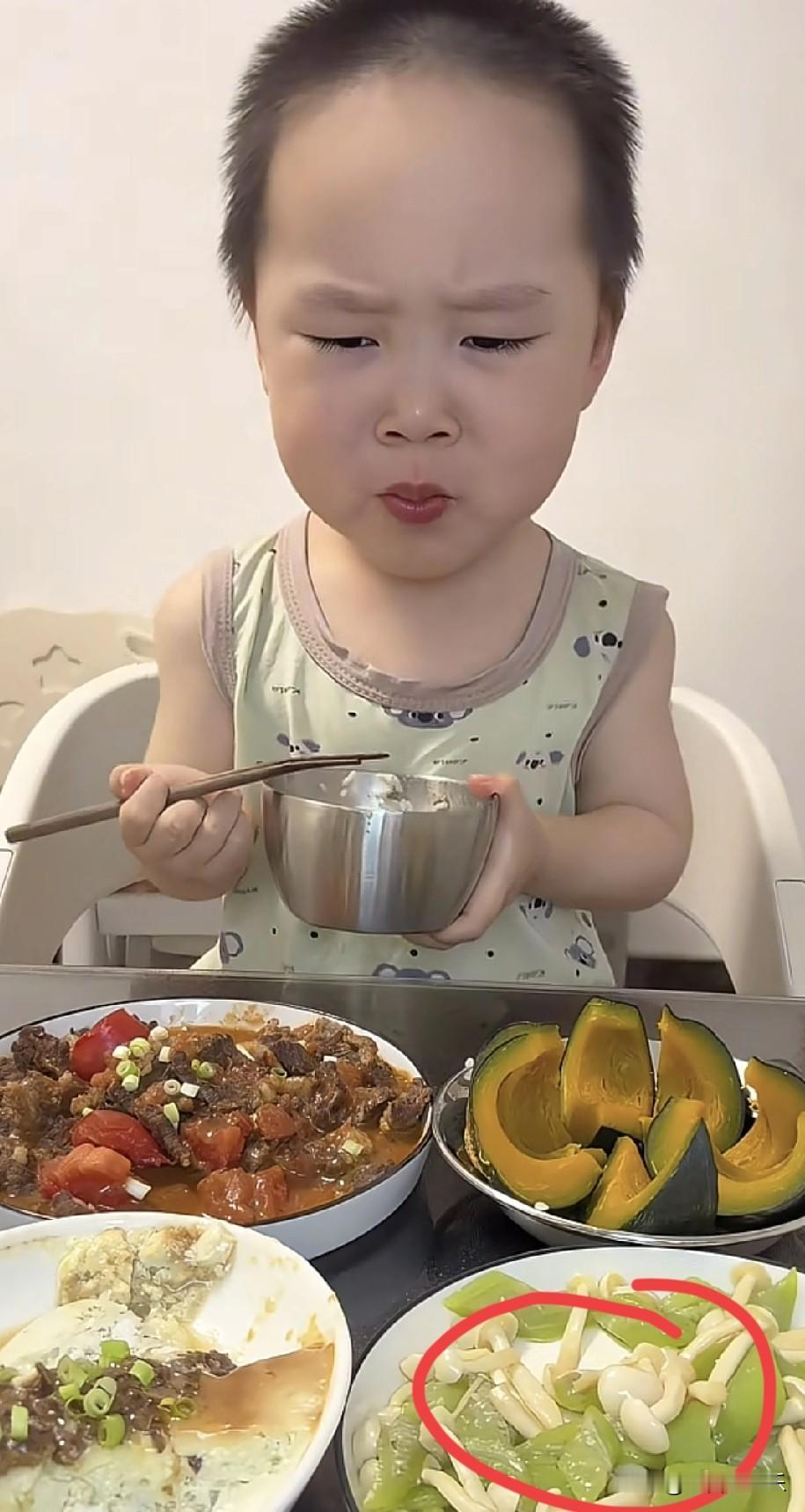 我就想问问大家，你们会给两岁的孩子吃辣椒吗？米乐妈妈就会，酸辣土豆丝吃过了