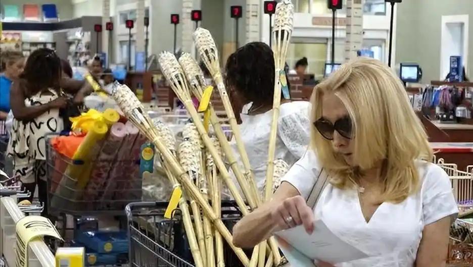 有点疑惑，为什么美国的消费是全世界第一，而且是绝对的第一，他们不过3亿多人口，就