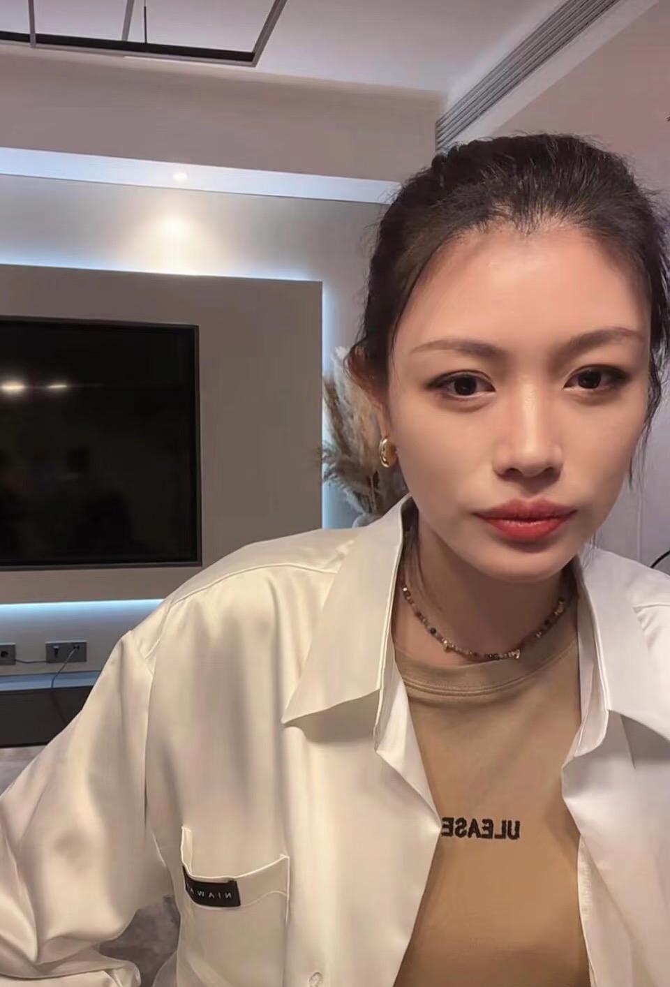 葛荟婕的母爱反思绝对是娱乐圈值得深思的案例，没有之一。她17岁生下女儿，孩子才