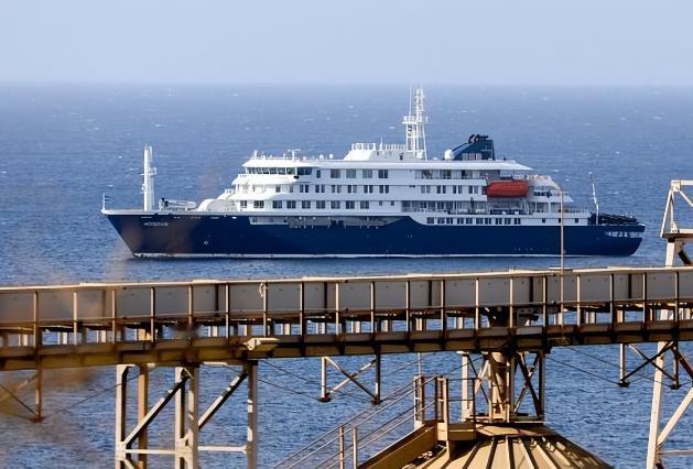一艘挂着荷兰国旗的邮轮、3条人命、11例感染、23个国家的乘客——病毒在大西洋上