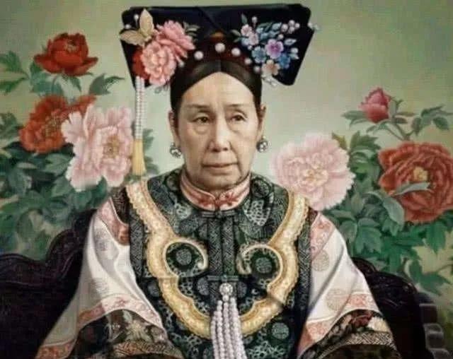 1898年，光绪被囚禁在瀛台，每天挨饿受冻，无人问津。隆裕皇后送来衣物和热食，光