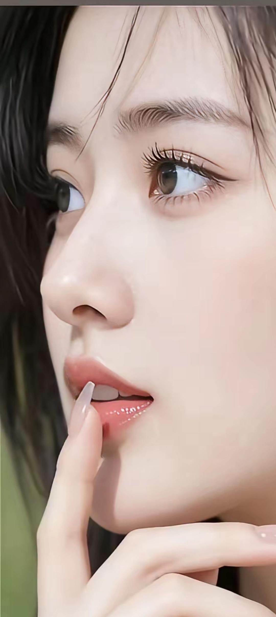 温柔眼眸，轻触唇边，少女心泛滥