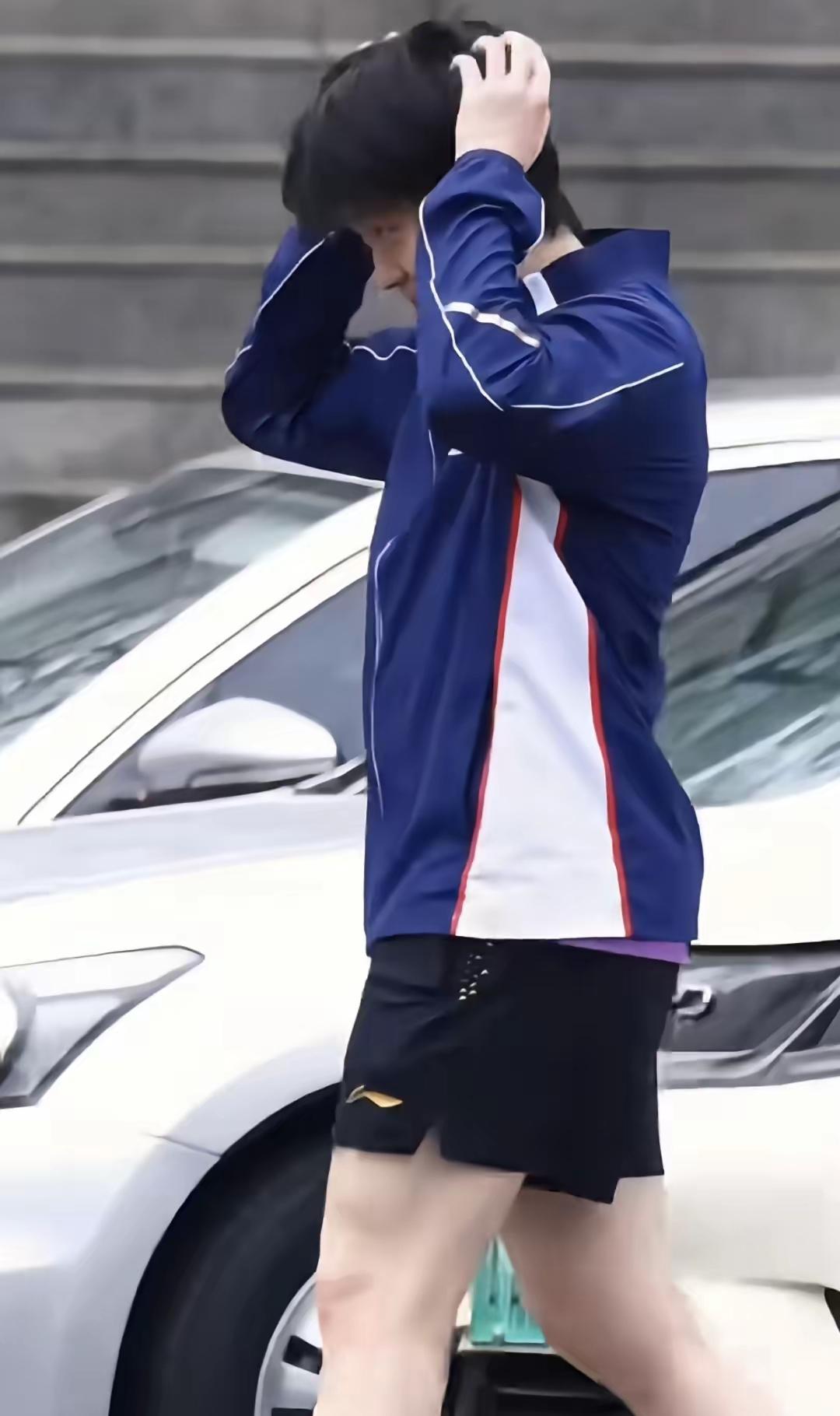 头哥，咱能不能别用这“迷人”的小表情看对面？[捂脸哭]今天头哥一这走，一边用手指