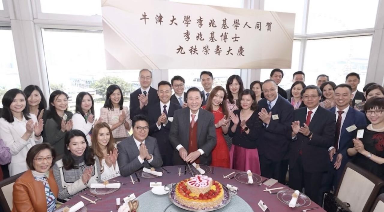 你以为香港顶级豪门寿宴全是推杯换盏的富商名流？2018年李兆基90大寿这张合影，