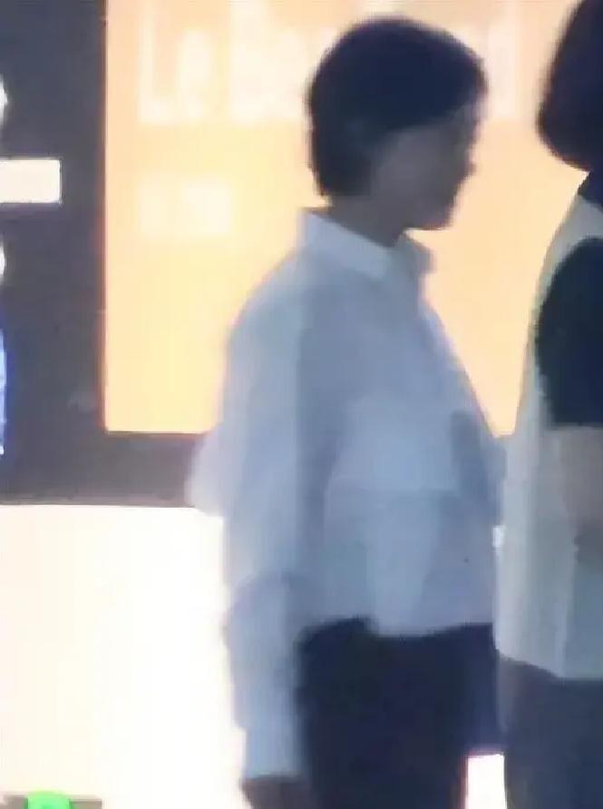 邓超孙俪又被“婚变”了。就前几天，上海静安嘉里中心，一家四口逛商场被拍。结果你