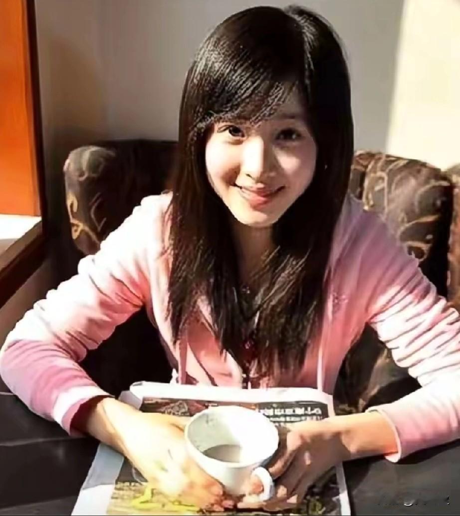 就凭借着这张照片！章泽天成为了网络达人奶茶妹妹。她自己也没想到一张照片竟然引