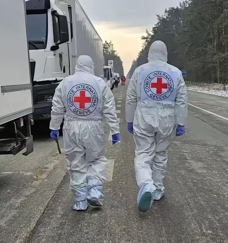 俄罗斯移交乌军遗体泽连斯基拒收，总计超过6000具乌军遗体用冷冻车运到中立区后，