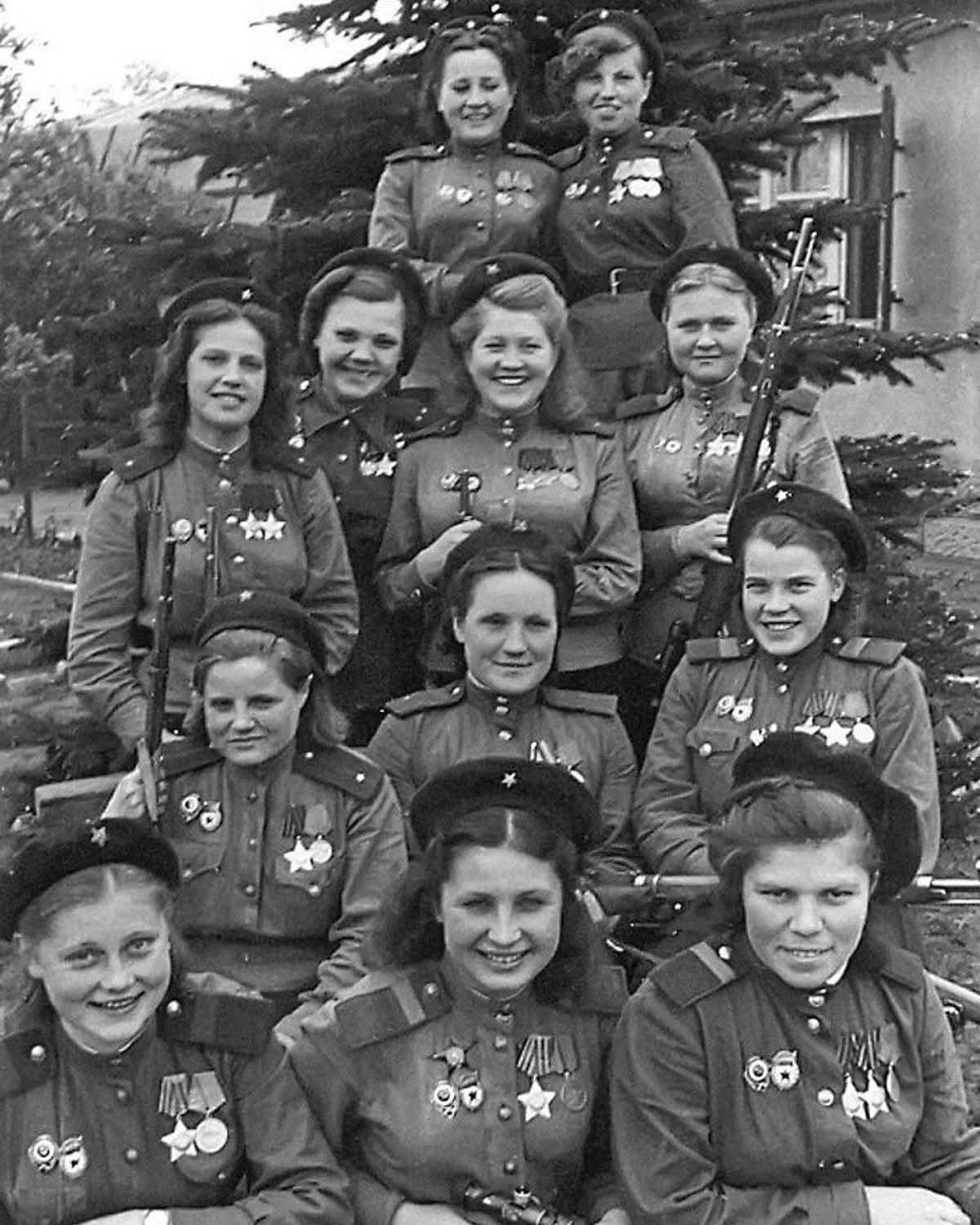罕见的苏联女狙击手1945柏林合影：许多人看起来还只是少女！1945年5月，柏林