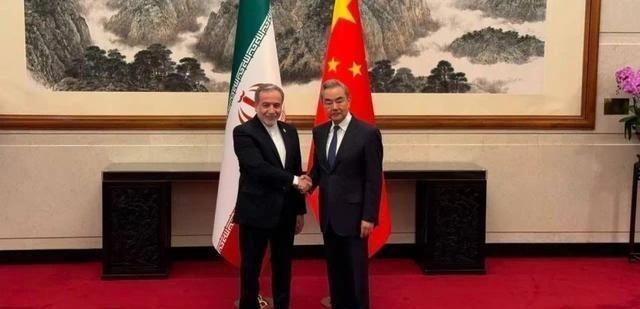 中伊谈完了！伊朗认可中国方案，临走前：王毅给伊外长提了一个醒中东局势这么胶着，