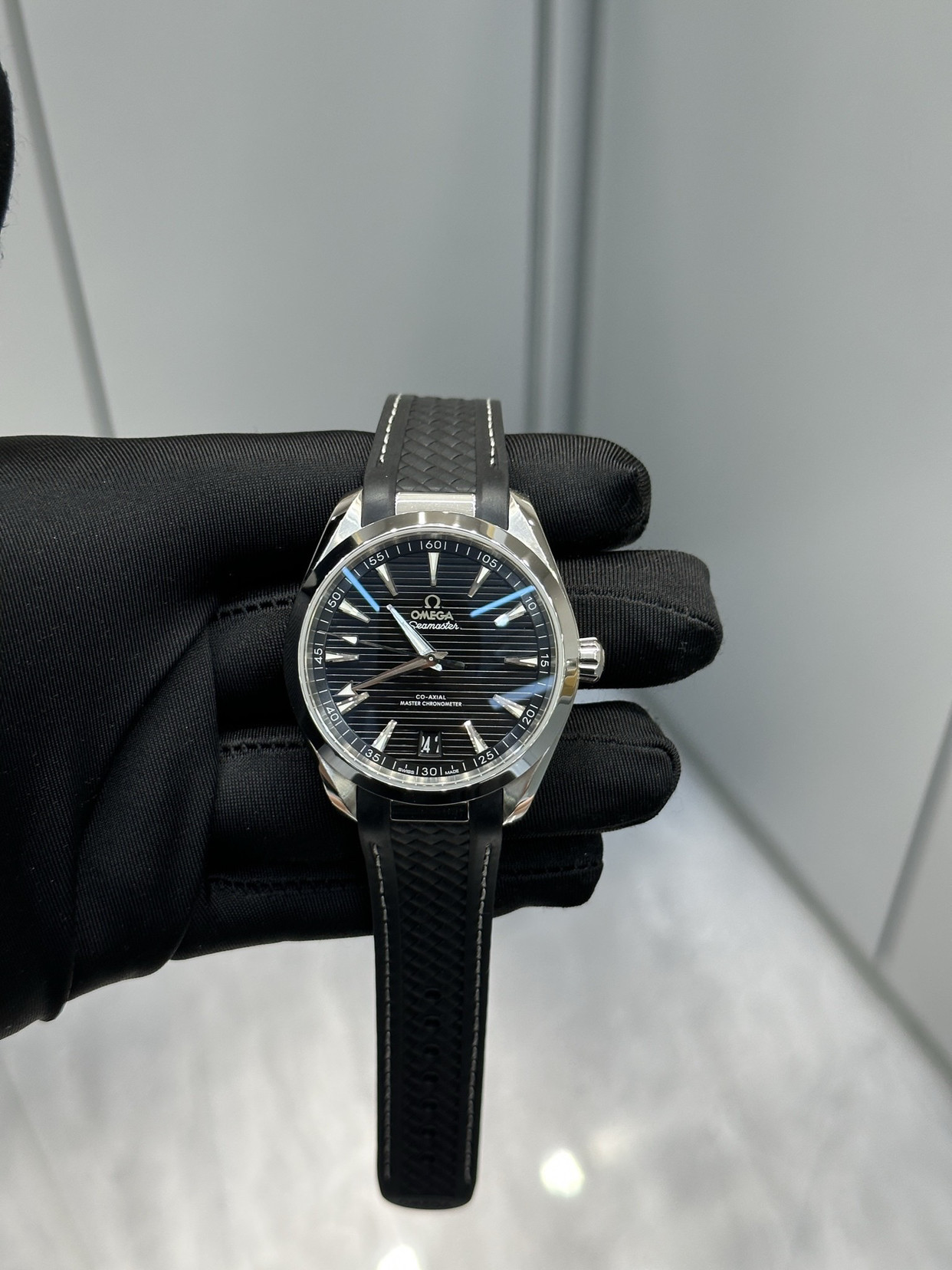 欧米茄海马150：经典与实用的完美结合欧米茄海马AquaTerra150腕表是品牌中兼具优雅与实用功
