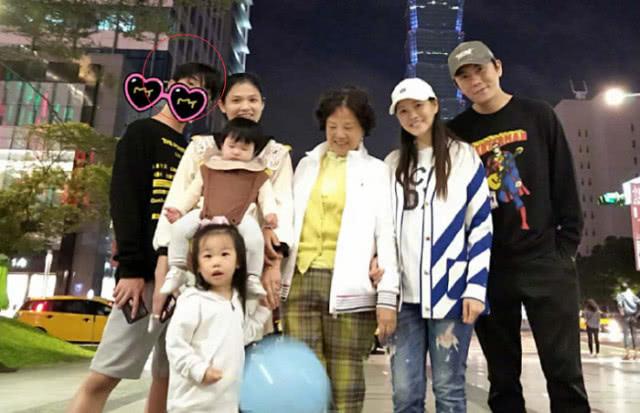 哈林伊能静离婚后，男的娶小娇妻，女的嫁小丈夫。他们一别两宽，各种精彩幸福着，完美