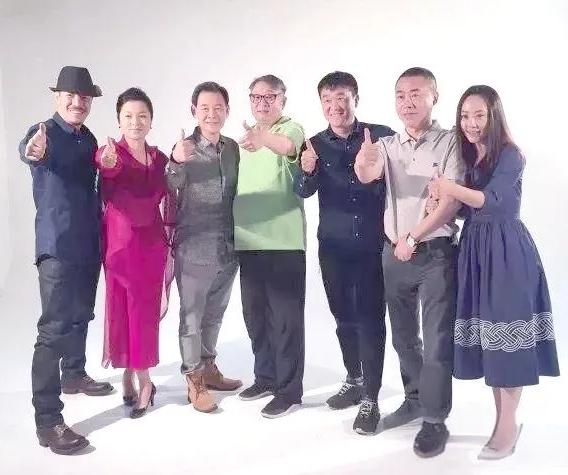 这张七人同框照，我只认出了清瘦干练的著名老戏骨李光复，笑容可掬的表演艺术家何冰，