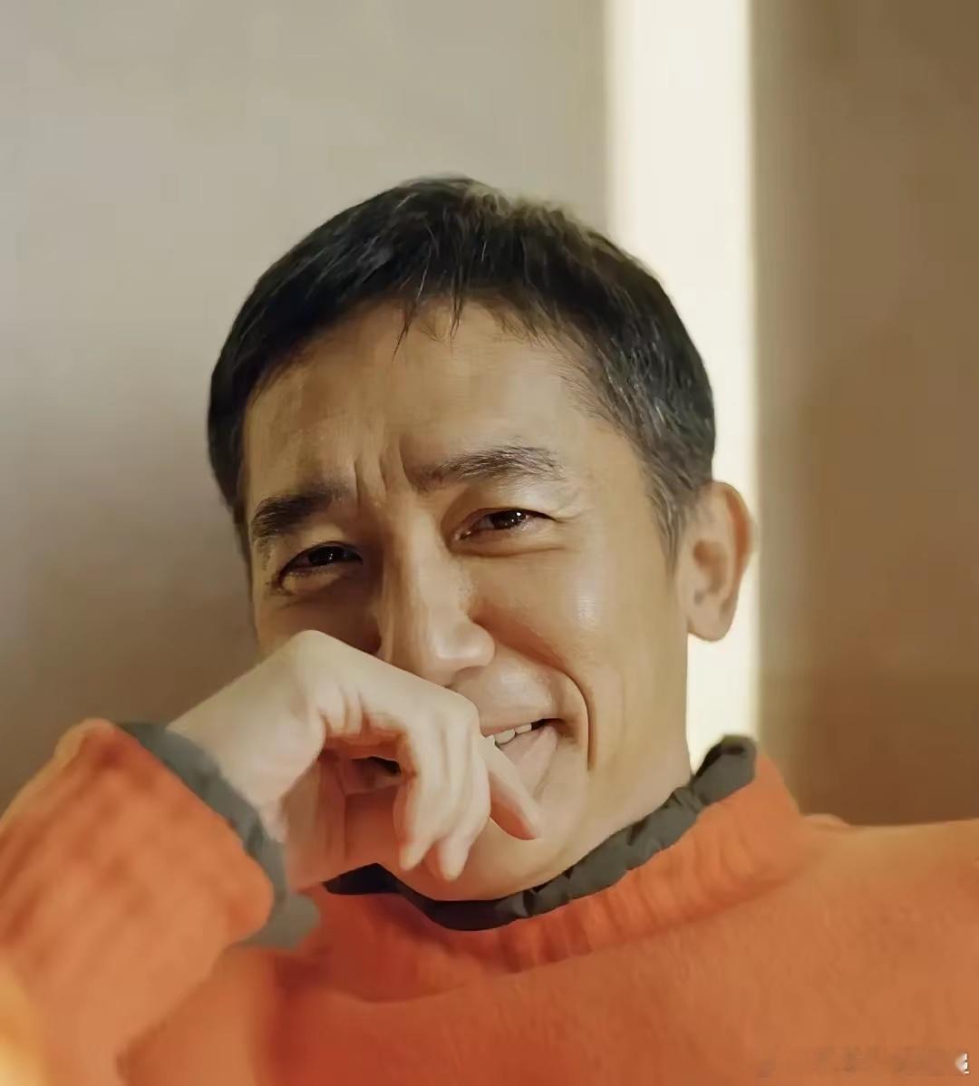 刘嘉玲在采访里吐槽，她劝梁朝伟把白发染黑，结果老公一句“就这样挺好”把她噎回去。