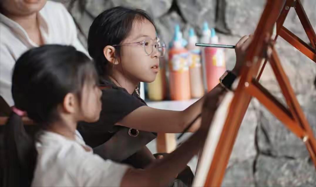 霍启刚，高调发文！4月7日，霍启刚突然在香港社媒高调发文，他大方公开分享了多