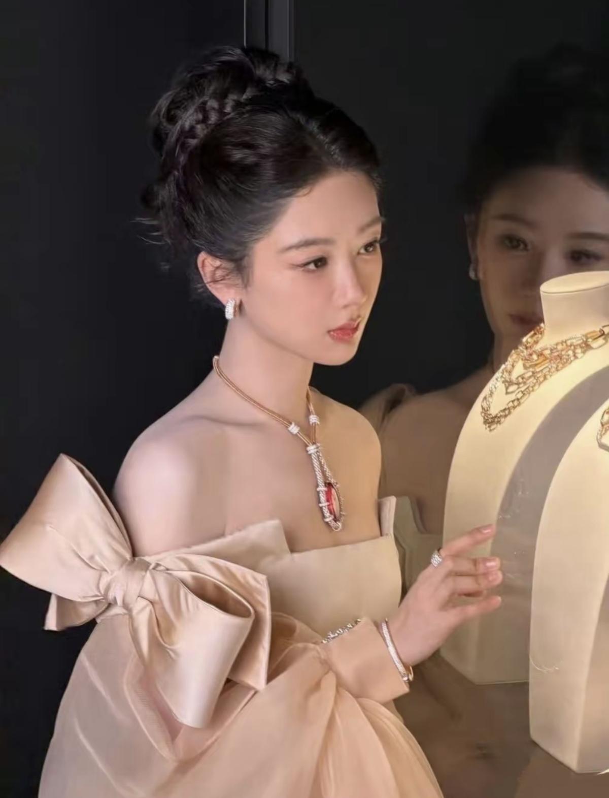 杨紫一身AlexisMabille高定亮相Pomellato展，一字肩纱裙自带