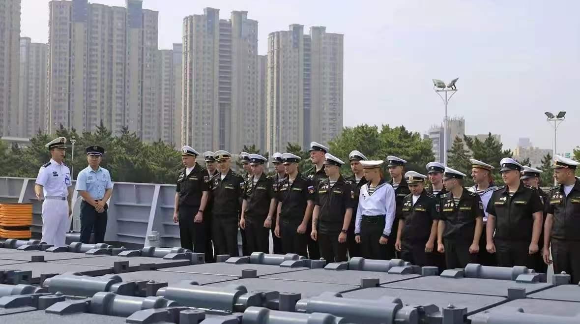 站在052D的垂发前，俄罗斯海军没有一个笑的这是7月8号中俄联合演习过程中，