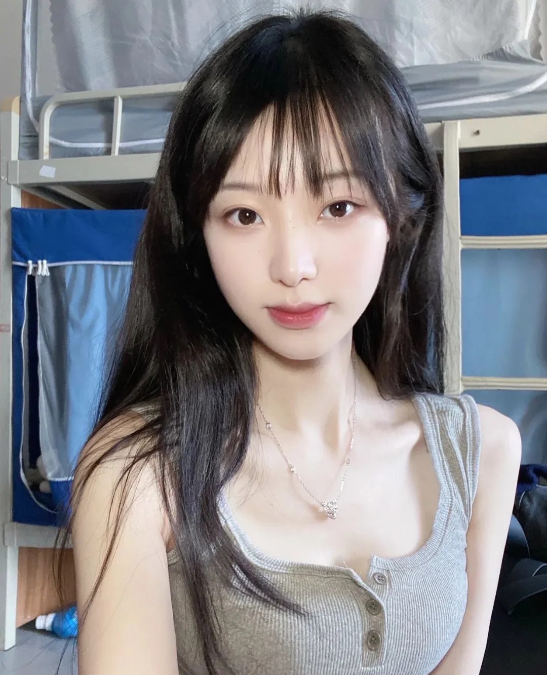 有个中年大叔经常几百一两千的给我发红包我知道他想干嘛问题是我拒绝他了