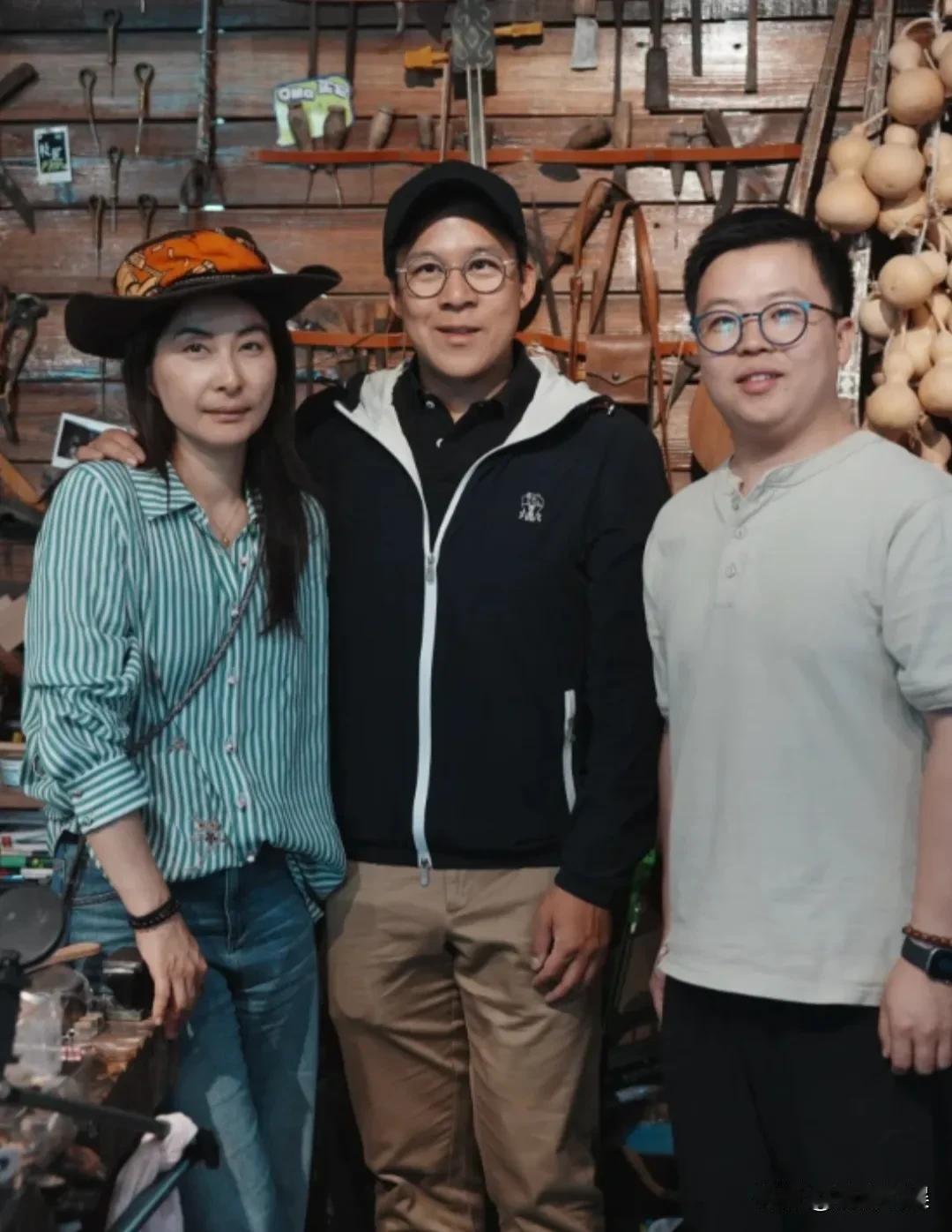 果然啊，相爱的人生活久了，就会越长越像。霍启刚和郭晶晶，现身新疆伊犁一间手工艺