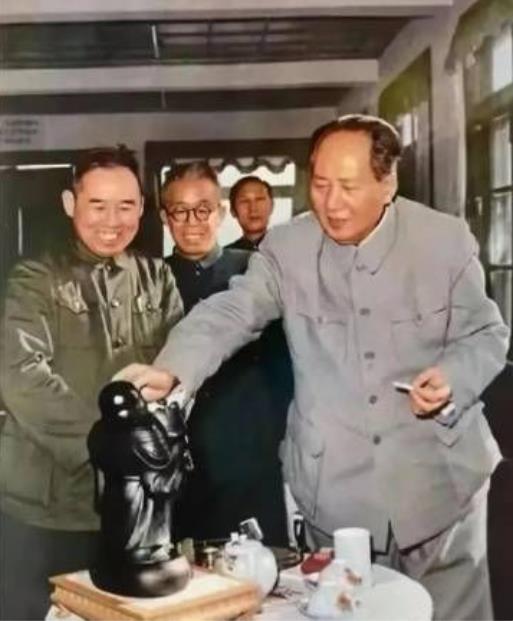 1958年2月，毛主席赴东北视察；来到了抚顺西露天煤矿厂办公室时，被一尊乌黑的佛