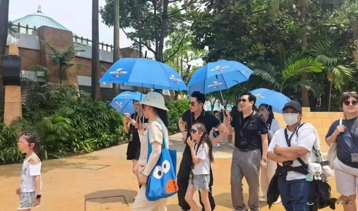 新加坡偶遇郭富城带着女儿出游，岳父帮他撑伞