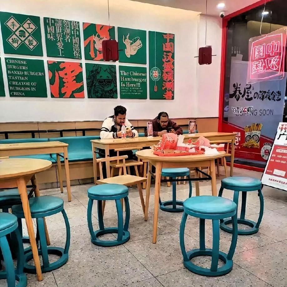 就在刚刚。店主突然宣布了店内新规。小店就那么几张桌，午饭点人一拨拨进