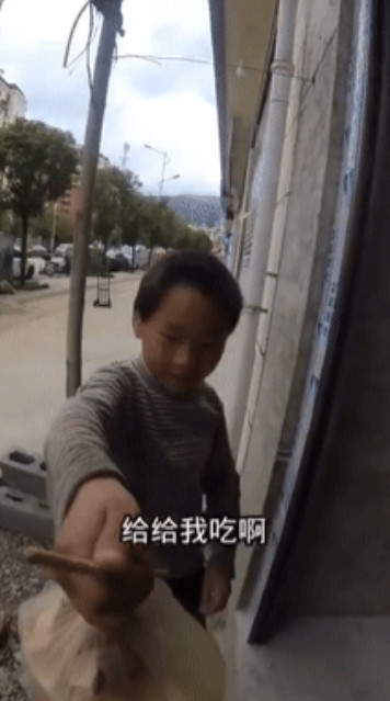 刻在骨子里的善良！”云南一男子骑行途中车坏了，就在废弃的空地里休息，路过的小男孩