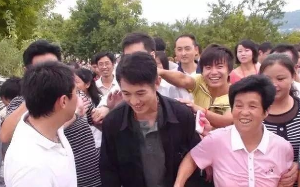 1987年24岁的李连杰在拍戏时身患“怪病”能正常吃喝却没有办法大小便，当时剧