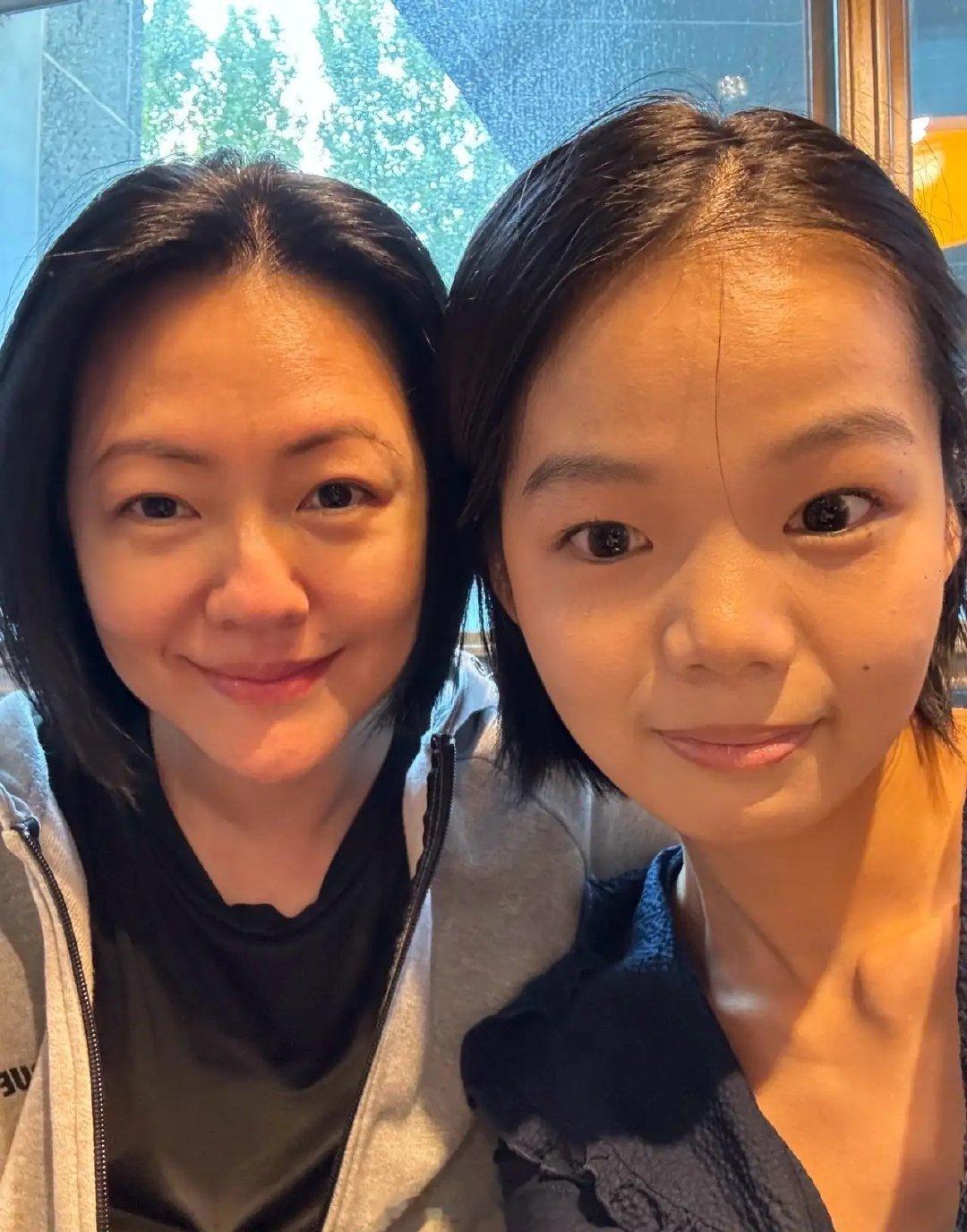 47岁￼小S与小女儿⁠￼￼在台北一间咖啡店被偶遇，她的脸部素颜，法令纹明显，她永远带着不被年龄束缚的