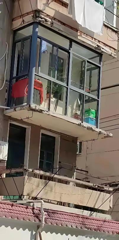 这胆子也太大了，谁敢去阳台啊，这种情况邻居能不能起诉他呢？