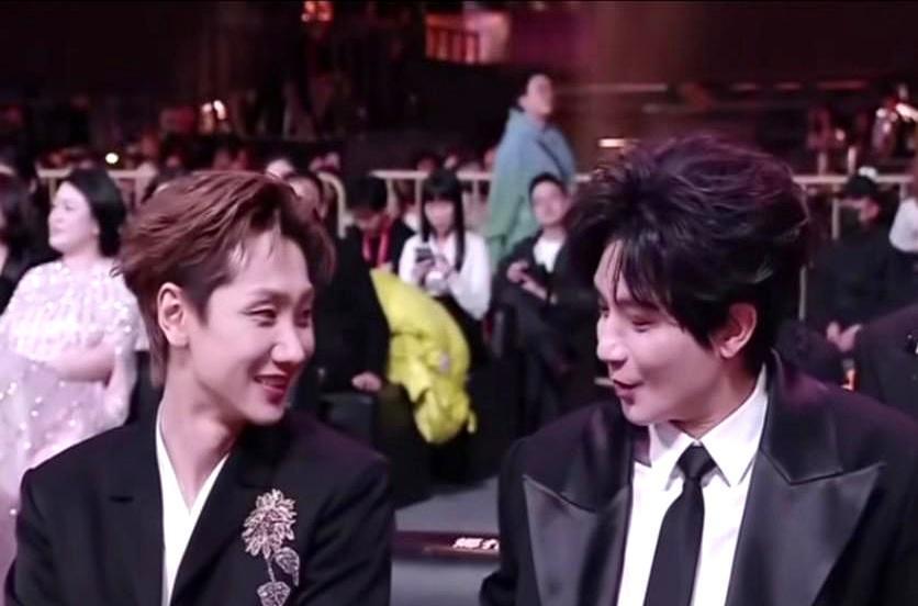 微博之夜，人潮汹涌，聚光灯晃得眼花。汪苏泷突然凑近陈楚生耳边，低语——“把我的