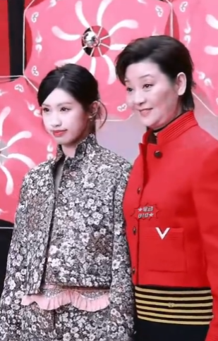 看到徐朵对徐帆的态度，我发现一个扎心的真相。​冯小刚这一家三口，看似女儿是外