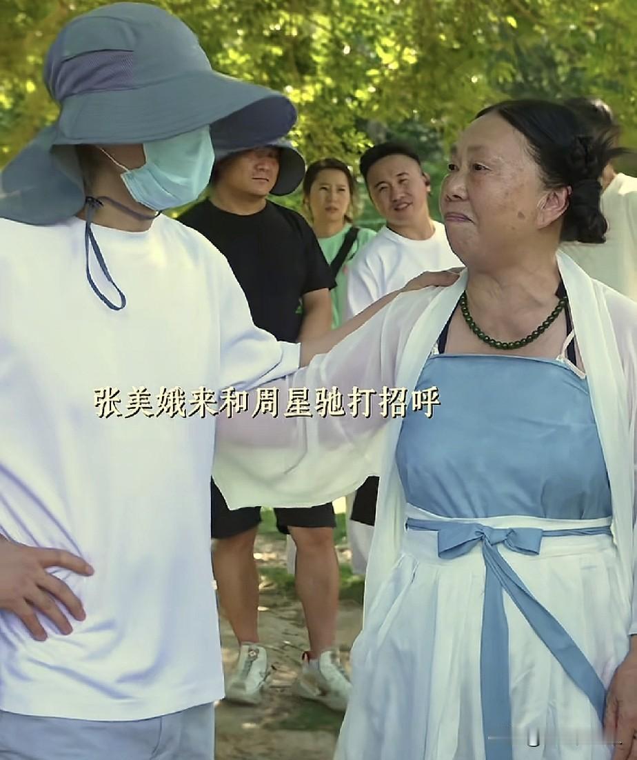 周星驰是个好人！在拍摄《功夫女足》的片场，一位75岁的大妈，流着眼泪，搂住周