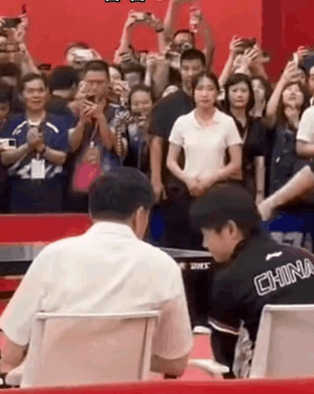 莎莎不愧是社牛小达人，当局长看到莎莎过来了，立马招呼莎莎坐到这里，莎莎抱着
