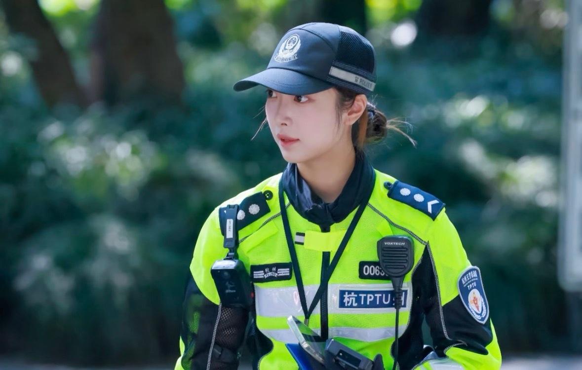 网上有个杭州女辅警被叫“兔子警官”，起因是路人随手拍了她执勤的小视频。画面里她说