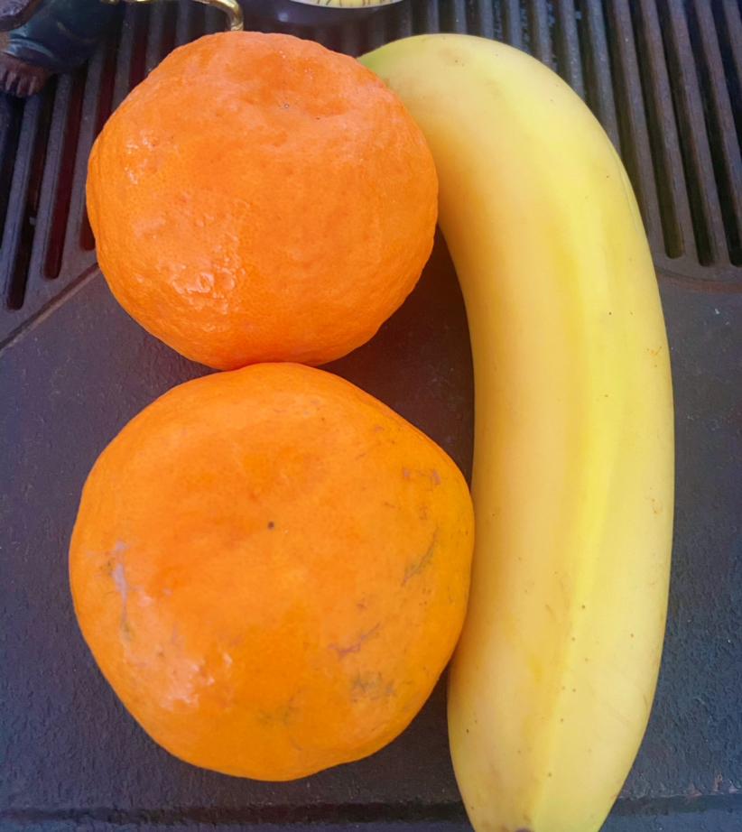 午餐的碳水是满了，所以晚餐就不要了，直接上水果晚餐——一根香蕉🍌两个椪柑🍊