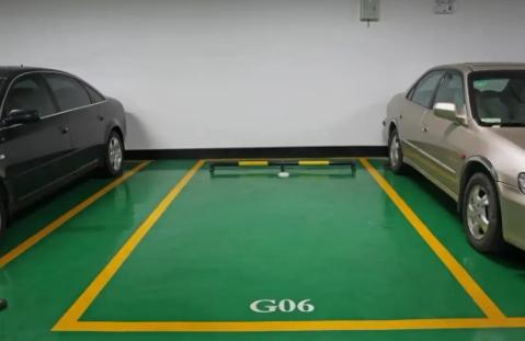 不要脸！女业主突然发现自家车位变窄，测量后发现变窄25厘米，邻居：之前线画的