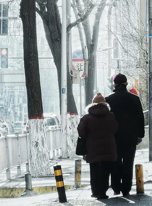 单位一退休老大哥，今年76岁了，老伴10多年前去世，现在这个老伴儿已经是他换的第