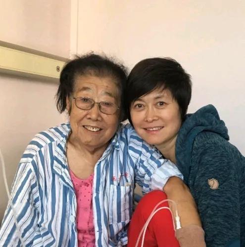 敬一丹60多岁生日那天，90岁的母亲韩殿云离开了人世。64年前的同一天，母亲把她