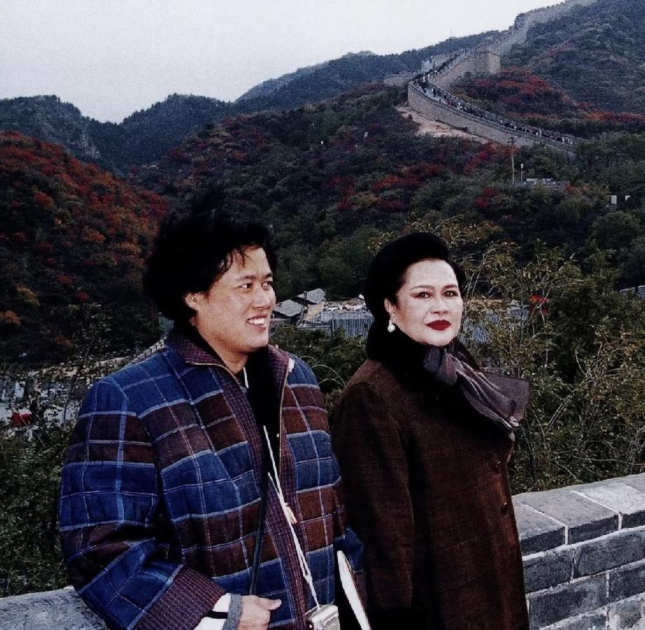 陪妈妈游览的诗琳通公主。诗丽吉王太后的妆容精致，仪态高贵。笑容可掬的诗琳通公