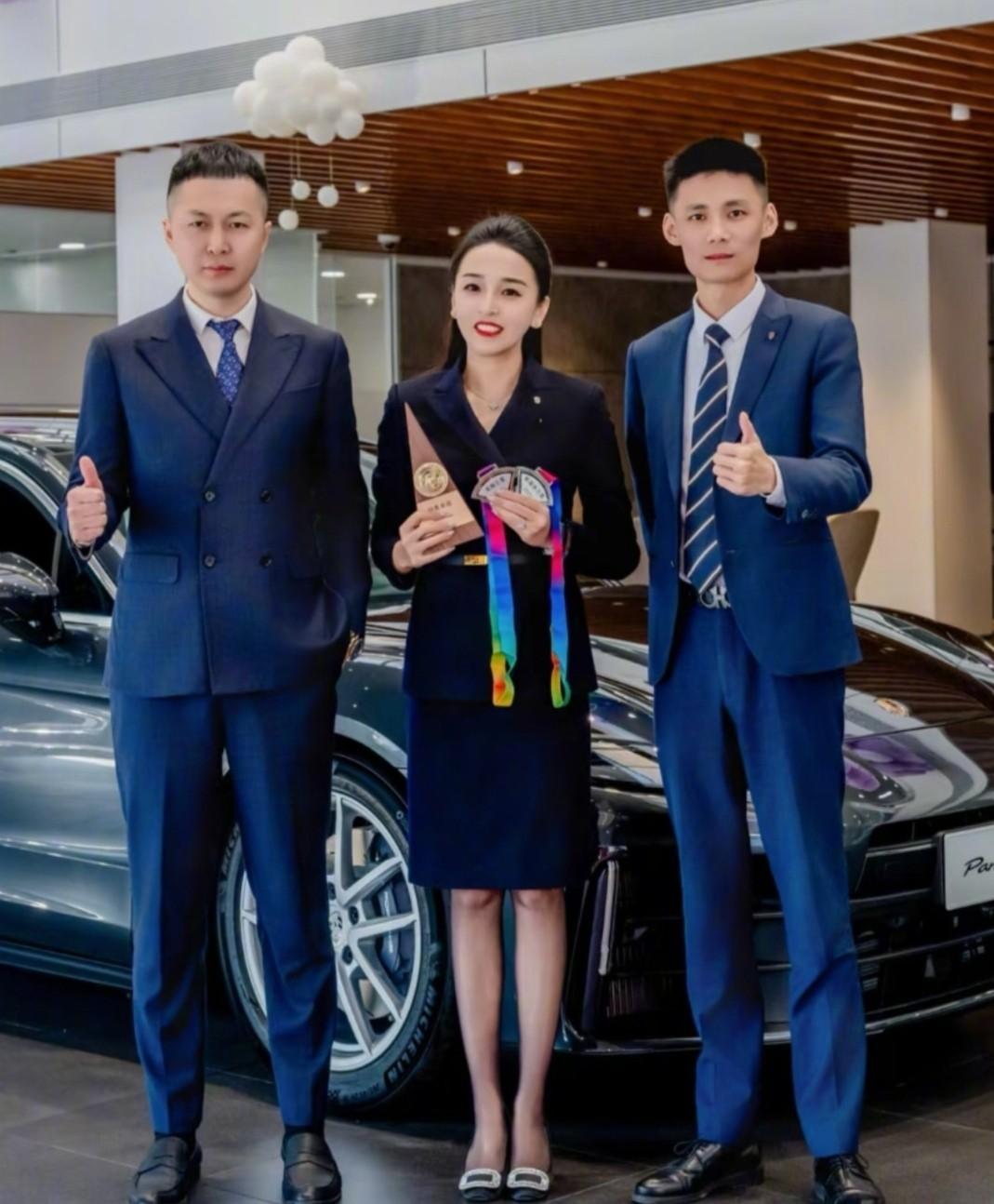 2023年，她卖了170辆保时捷。这成绩放在整个保时捷中国圈里都是相当炸裂的