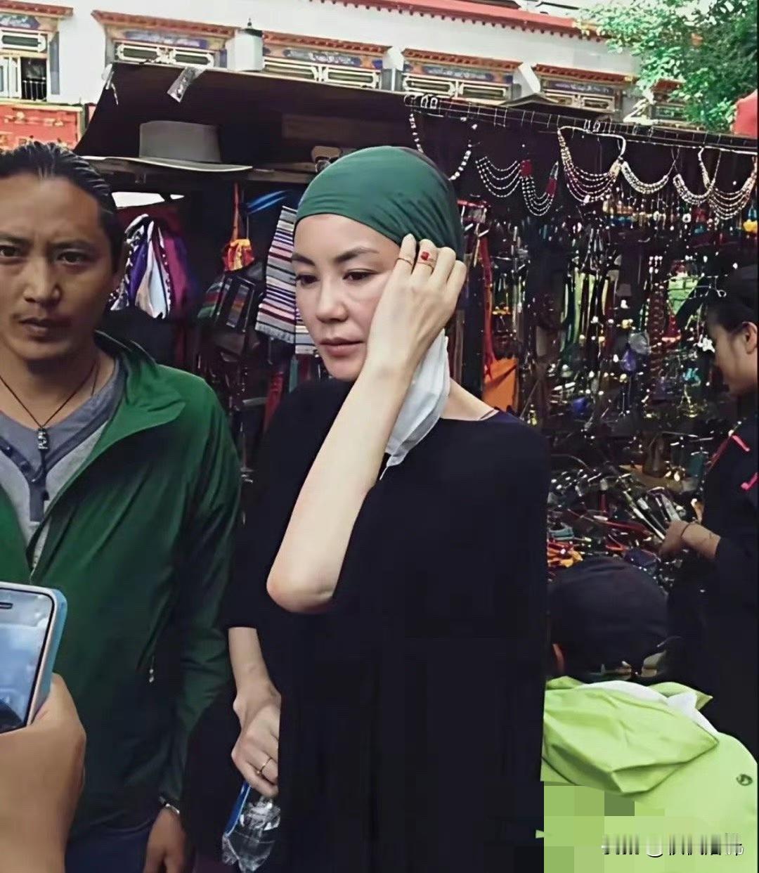 王菲独自一人现身西藏这身打扮怎么样？