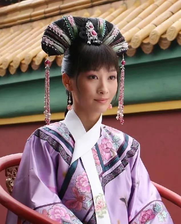 看《甄嬛传》时，总为安陵容的转变意难平。她曾是甄嬛不设条件护着的姐妹，可最后却将
