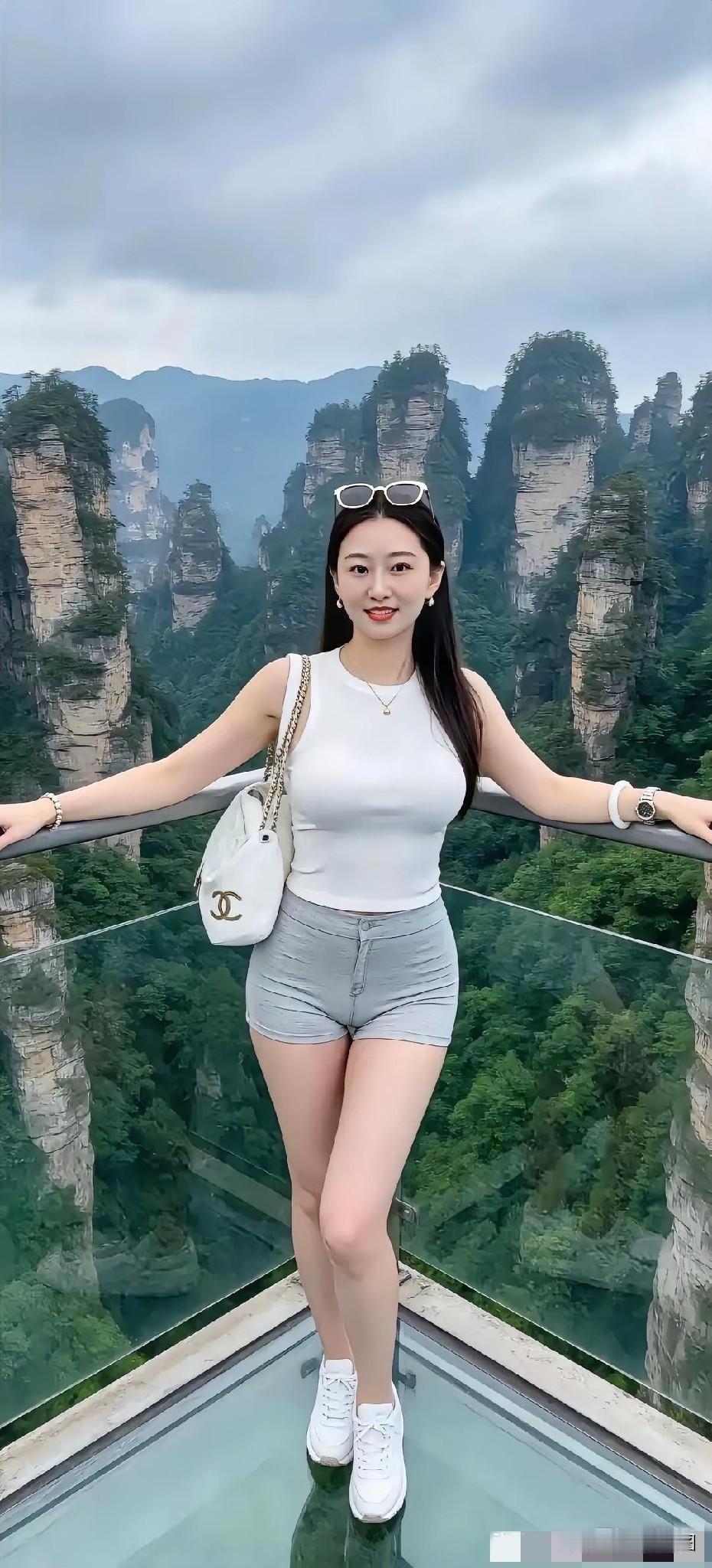 打卡绝美玻璃栈道，感受云雾缭绕的仙境！🌄👗👟