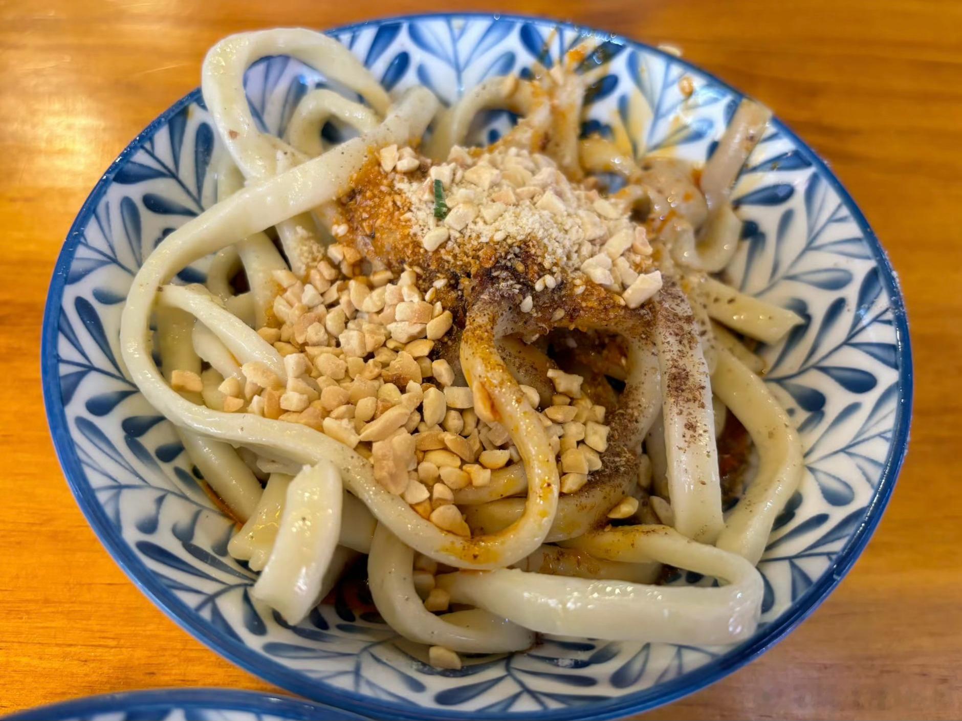 春阳水饺推荐：红油水饺、芽菜汤。水饺复合味调味精准，蒜泥、海椒油