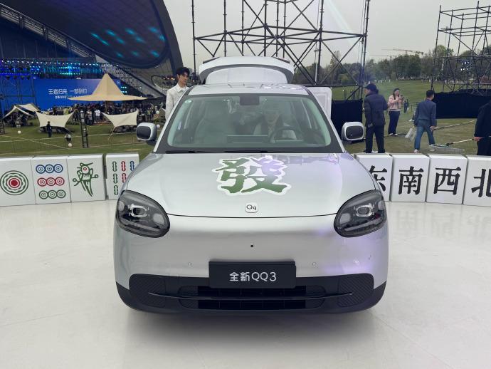 全新QQ3的外观圆乎乎的，非常的耐看，车头车尾都很圆润，经典又不幼稚。整体的配色