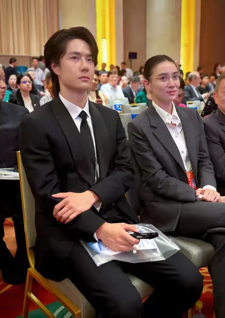 全球文明大会：宋佳与王一博同框，宋佳西装造型令人惊艳。搭配白衬衫独特扣法显小性感