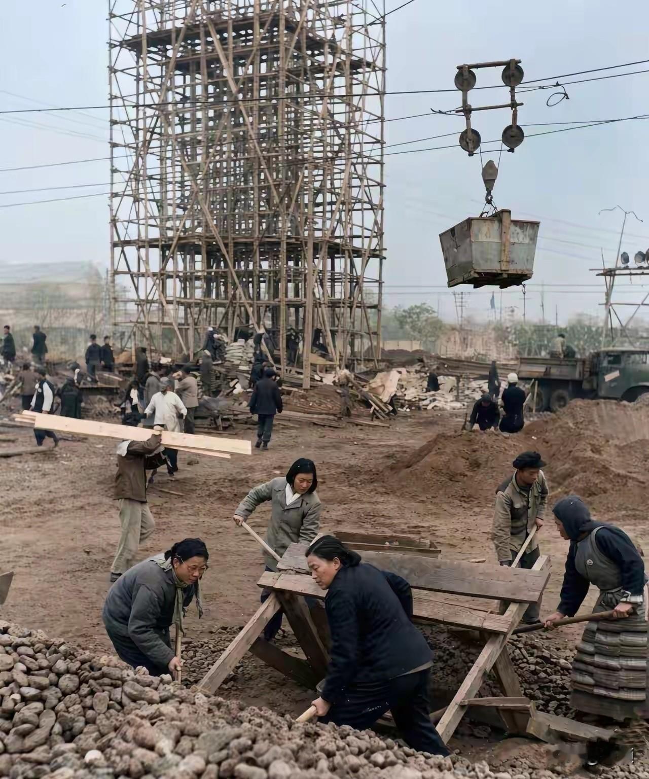 一张1958年北京的老照片，见证人民大会堂的建造奇迹。1958年动工，19
