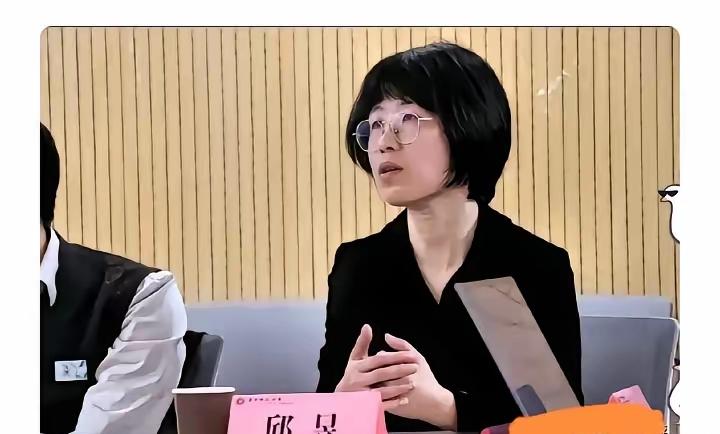 当年给海归人才开绿灯、给课题给职位，结果呢？大学讲台成了某些人的私人秀场，披着学