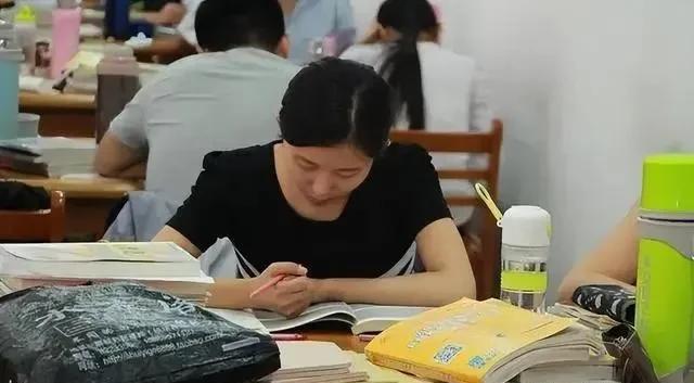 “这才叫活力！”山东济宁，一小伙儿因考研失败，垂头丧气的想把书都卖了，谁料，他妈