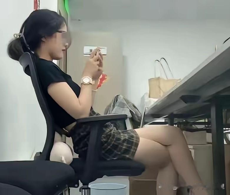 郑州职场女行政人员出轨，要怪就只能怪她的丈夫，从资料来看，她的丈夫是一位长途司机